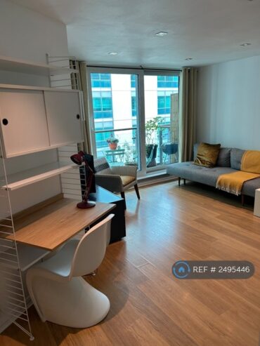 2 bedroom flat in St George Wharf, London, SW8 (2 bed) (#2495446)