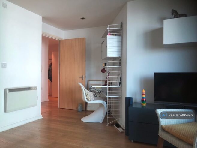 2 bedroom flat in St George Wharf, London, SW8 (2 bed) (#2495446)