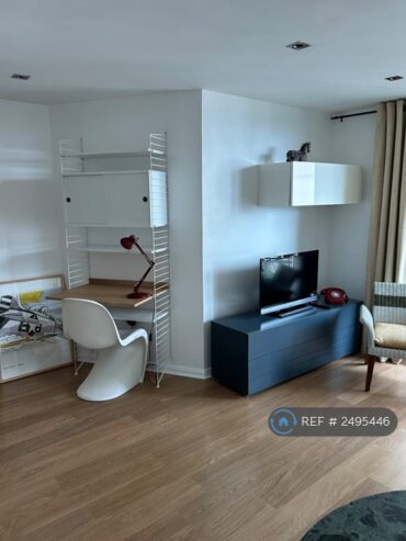 2 bedroom flat in St George Wharf, London, SW8 (2 bed) (#2495446)