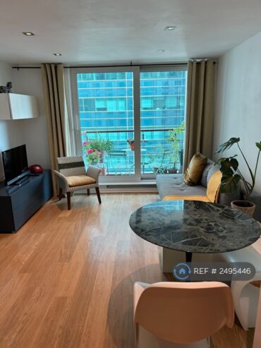 2 bedroom flat in St George Wharf, London, SW8 (2 bed) (#2495446)