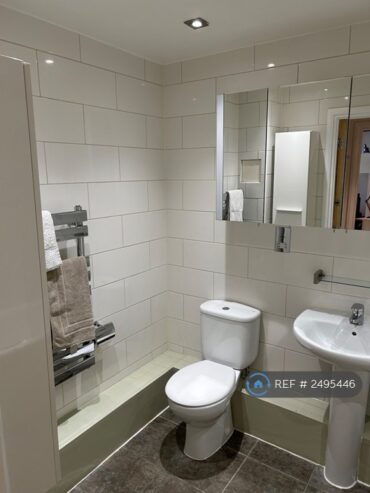 2 bedroom flat in St George Wharf, London, SW8 (2 bed) (#2495446)