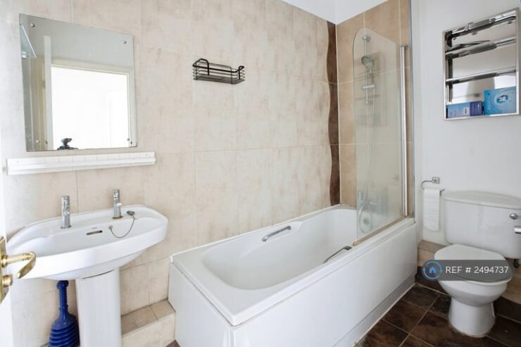 2 bedroom flat in Metro Central Heights, London, SE1 (2 bed) (#2494737)