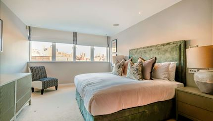 2 Bedroom Luxury Flat in Young Street, Kensington, W8