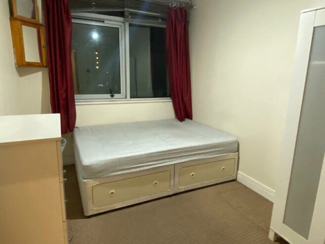 2 Bed Flat + Living Room – 2 Min Stratford Station